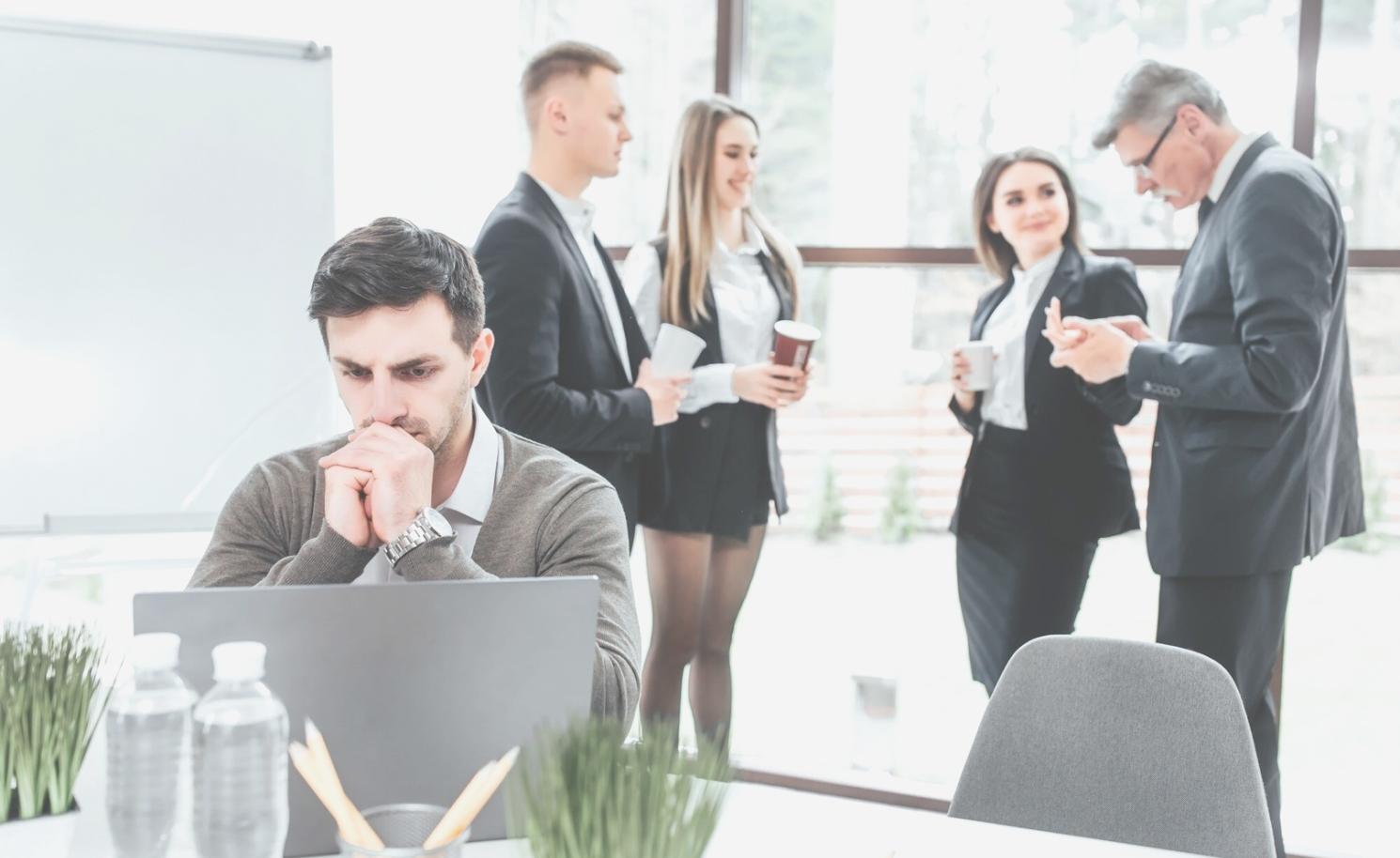 Teilnehmer bei einer praxisnahen Finanzschulung