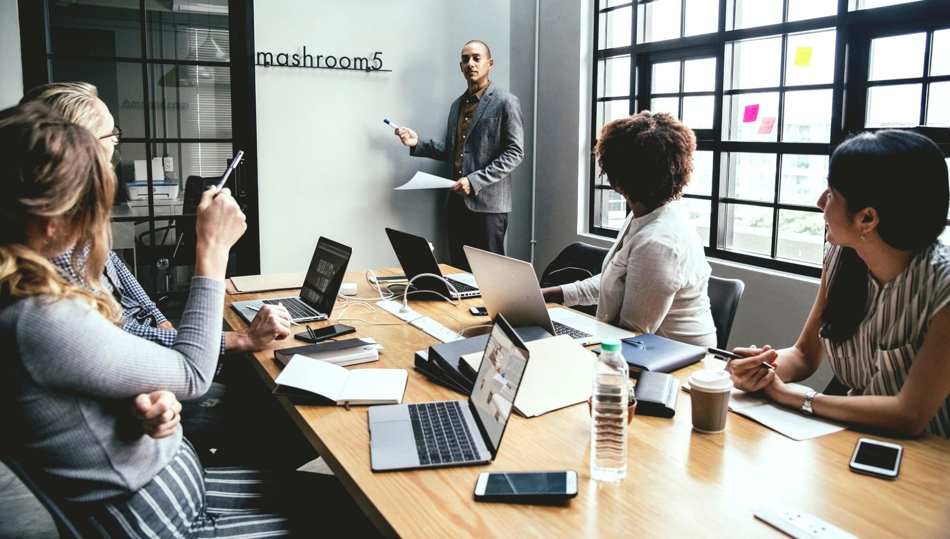 Modernes Büro mit persönlicher Beratungsatmosphäre in Husum